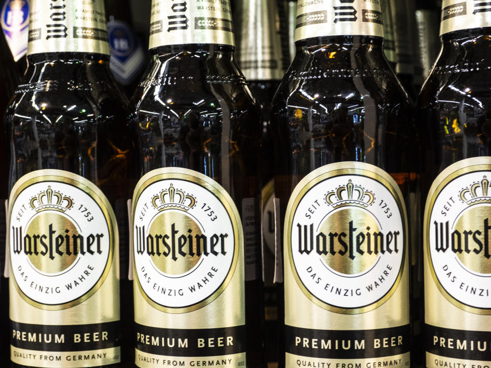 <p>Im Jahr 2018 betrug der Inlandsabsatz der Warsteiner Brauerei 3,45 Millionen Hektoliter, was der Biermarke den achten Platz verschafft. Die Warsteiner Gruppe, zu der auch die Marken Paderborner, Frankenheim, Herforder und König Ludwig gehören, befindet sich seit ihrer Gründung im Jahr 1753 im nordrhein-westfälischen Warstein in Familienbesitz. (Foto: gettyimages) </p>