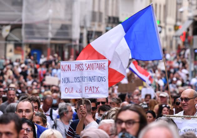 Samedi 31 juillet, environ 200.000 personnes ont manifesté en France contre les mesures sanitaires mises en place face au covid-19. Avec malheureusement des attaques et injures contre la presse, souvent empêchée d'informer. (Photo: PHILIPPE DESMAZES / AFP)