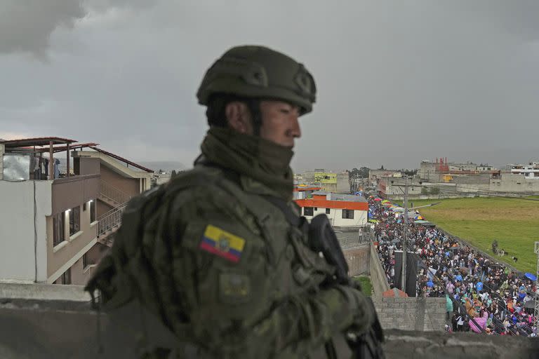 Un soldado en tareas de vigilancia mientras los partidarios de la candidata presidencial Luisa González, del Movimiento Revolucionario Ciudadano, asisten a un mitin de campaña en Quito, Ecuador, el miércoles 11 de octubre de 2023