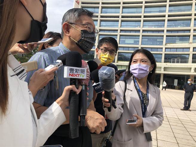 台北市長柯文哲下午前往2022打開台北記者會前受訪。（張芷瑜攝）