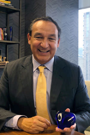 United Airlines Chief Executive Officer Oscar Munoz poses for pictures in his office at the company’s headquarters in Chicago, Illinois, U.S., November 14, 2018. Picture taken November 14, 2018. REUTERS/Tracy Rucinski