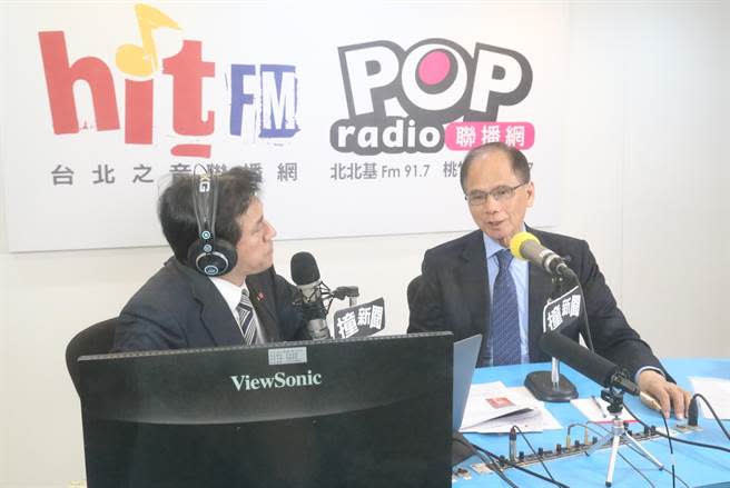 立法院長游錫堃今接受《POP Radio》台北流行廣播電台《暐瀚撞新聞》節目專訪。（《POP撞新聞》提供／游念育台北傳真）