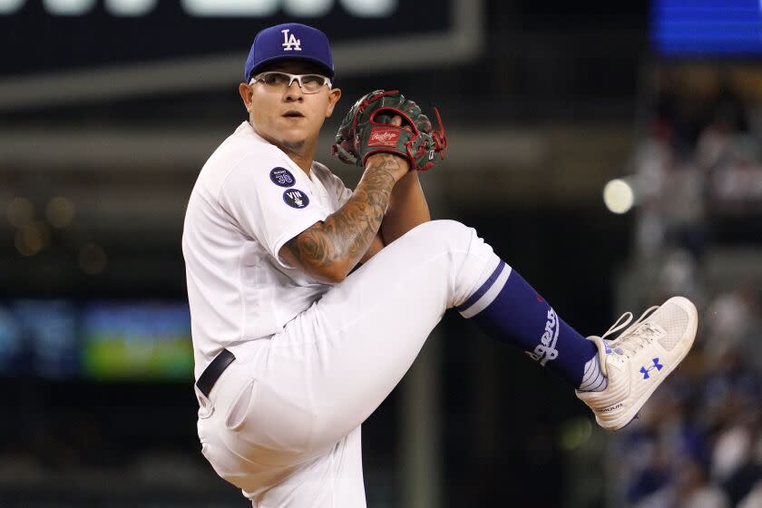 El abridor de los Dodgers de Los Ángeles, Julio Urías, lanza al plato en el primer inning del juego de la MLB frente a los Rockies de Colorado, el 4 de octubre de 2022, en Los Ángeles. (AP Foto/Mark J. Terrill)