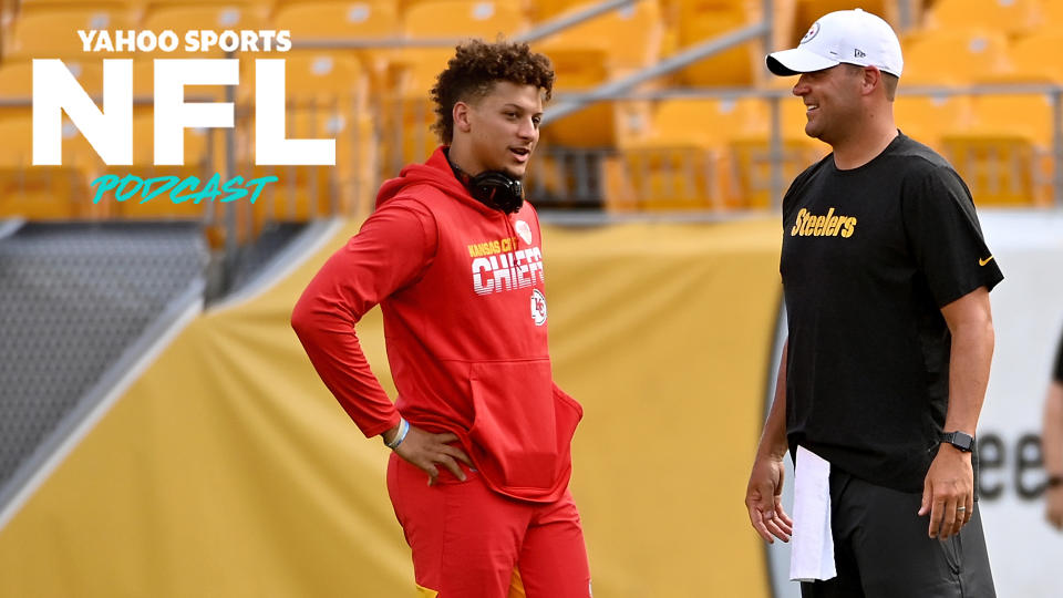 Patrick Mahomes & Ben Roethlisberger chat before a game in 2019. Currently sitting as the top two seeds in the AFC, how would their Kansas City Chiefs & Pittsburgh Steelers fare in a proposed 16-team playoff field? Terez Paylor & Charles Robinson discuss on the latest Yahoo Sports NFL Podcast. (Photo by Justin Berl/Getty Images)