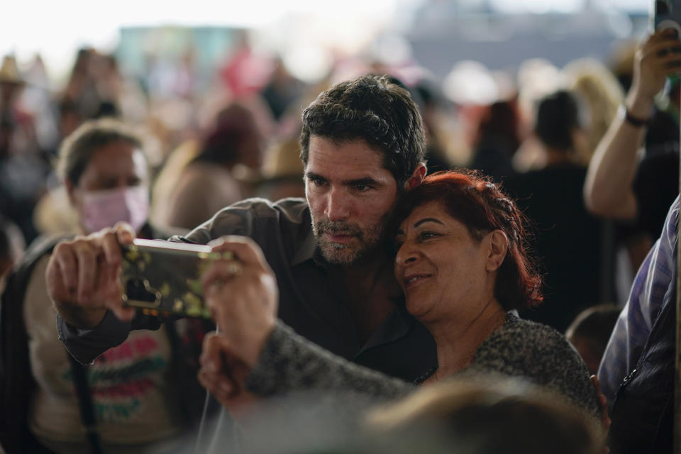 ARCHIVO - El aspirante presidencial Eduardo Verástegui posa para una selfie con un partidario durante una manifestación para recolectar firmas que le permitan postularse como candidato independiente, en San Bartolo del Valle, México, el 10 de noviembre de 2023. Miles de personas apoyaron las aspiraciones presidenciales de Verástegui, un activista de derecha y productor de cine que, aunque su campaña fracasó, se hizo eco de las voces de los conservadores que rechazan el aborto y los derechos LGBTQ+. (AP Foto/Eduardo Verdugo, Archivo)