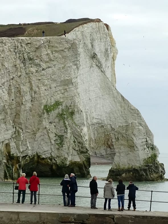 Couple risk lives playing 'chicken' on 200ft crumbling cliff edge