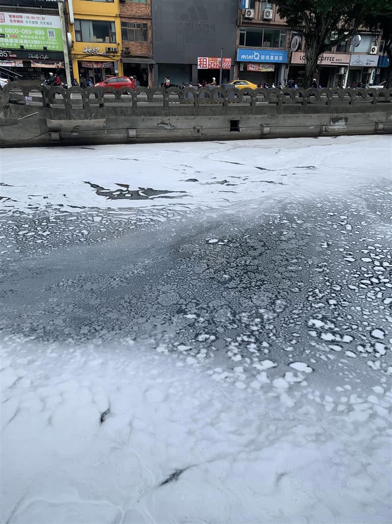 基隆田寮河一片雪白覆蓋在上頭。（圖／翻攝自臉書社團基隆人日常）