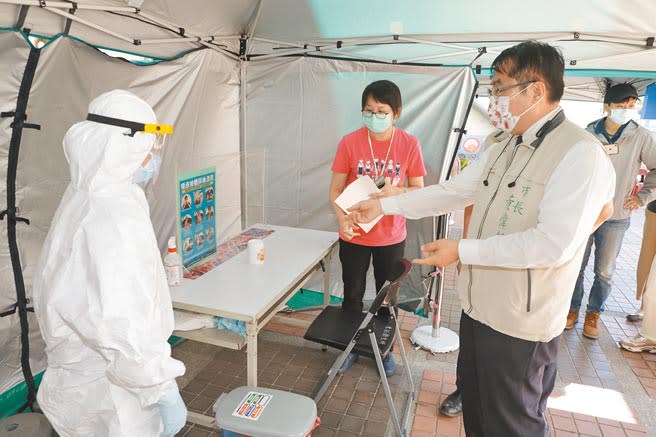 台南市衛生局18日在東區衛生所設立台南市第1個篩檢站，提供高風險族群擴大篩檢，台南市長黃偉哲（右）視察篩檢站運作。（曹婷婷攝）