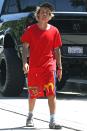 <p>Modesünde oder Trend? Justin Bieber sieht in seinen Bermuda Shorts und Adiletten zugegebenermaßen etwas verlottert aus. Und doch sind die Kult-Latschen wieder Street-Style-Lieblinge und dürfen sogar mit weißen Tennissocken zur Schau gestellt werden. (Bild: ddp) </p>