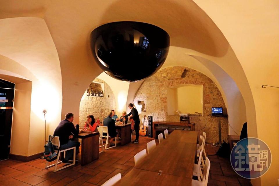 在布拉格的老屋內，時常能見到這種拱柱造型所形成的圓弧天花板。