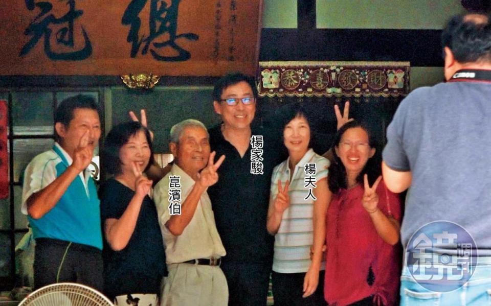 11月11日10:54，同框崑濱伯楊家駿11月帶太太到台南後壁旅遊，順道拜訪電影《無米樂》的主角崑濱伯。