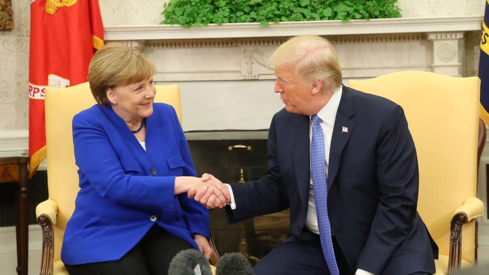 Handschlag im Oval Office: Bundeskanzlerin Angela Merkel und US-Präsident Donald Trump. Foto: Kay Nietfeld