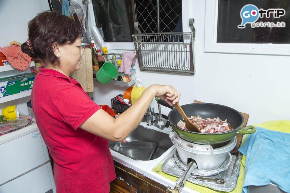 【10:15pm 收集大家的戰利品下鑊】 以葱、辣椒及生抽吊味，簡單來個炒墨魚已經非常鮮甜爽口。