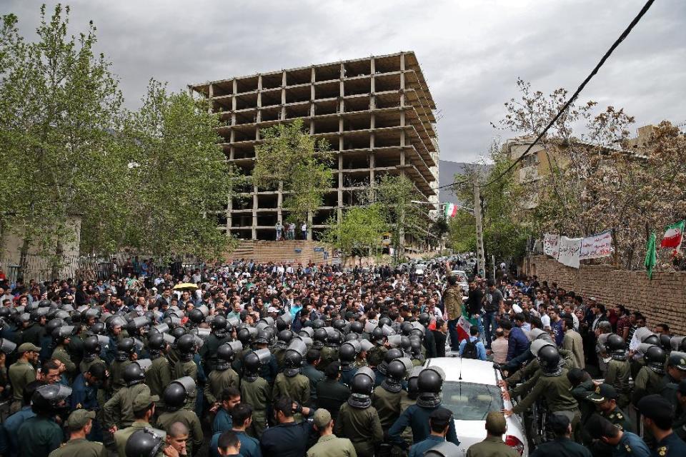 Multitudinarias manifestaciones de iraníes frente a la embajada de Arabia Saudí (AP)