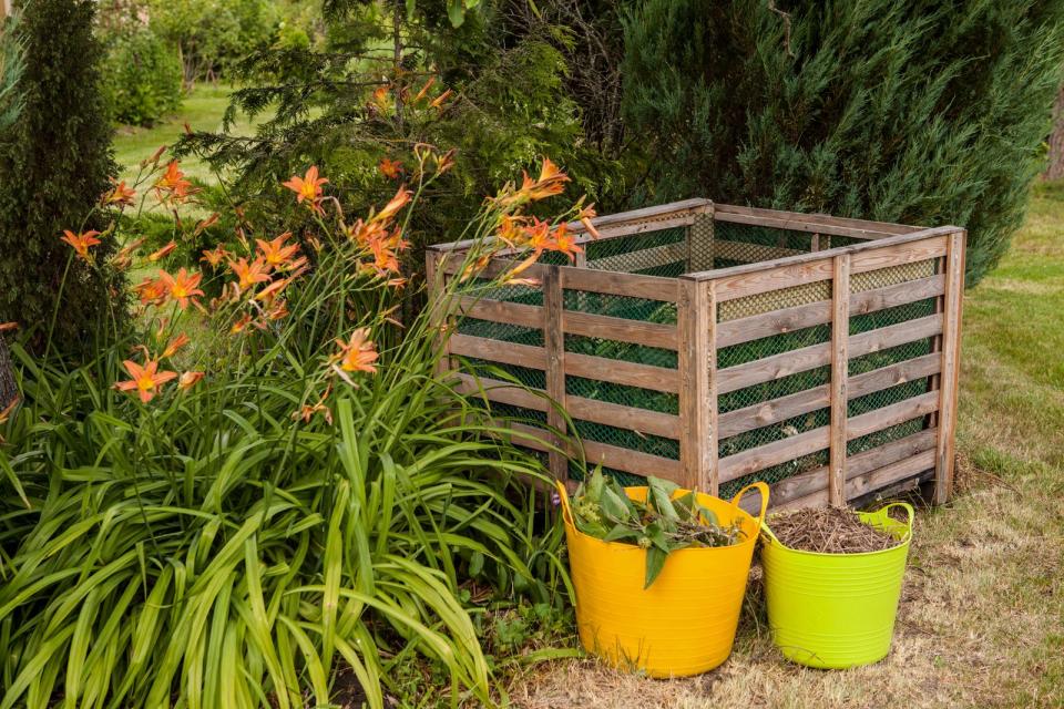 Neben einem halbschattigen oder schattigen Standort ist der Zugang zum Kompost wichtig. Dieser sollte auch mit viel Gartenabfall von allen Seiten gut zu erreichen sein. Dadurch hat man nicht nur ausreichend Platz, um den Kompost zu befüllen, sondern auch, um fertigen Humus problemlos von unten zu entnehmen. (Bild: iStock/fotomem)