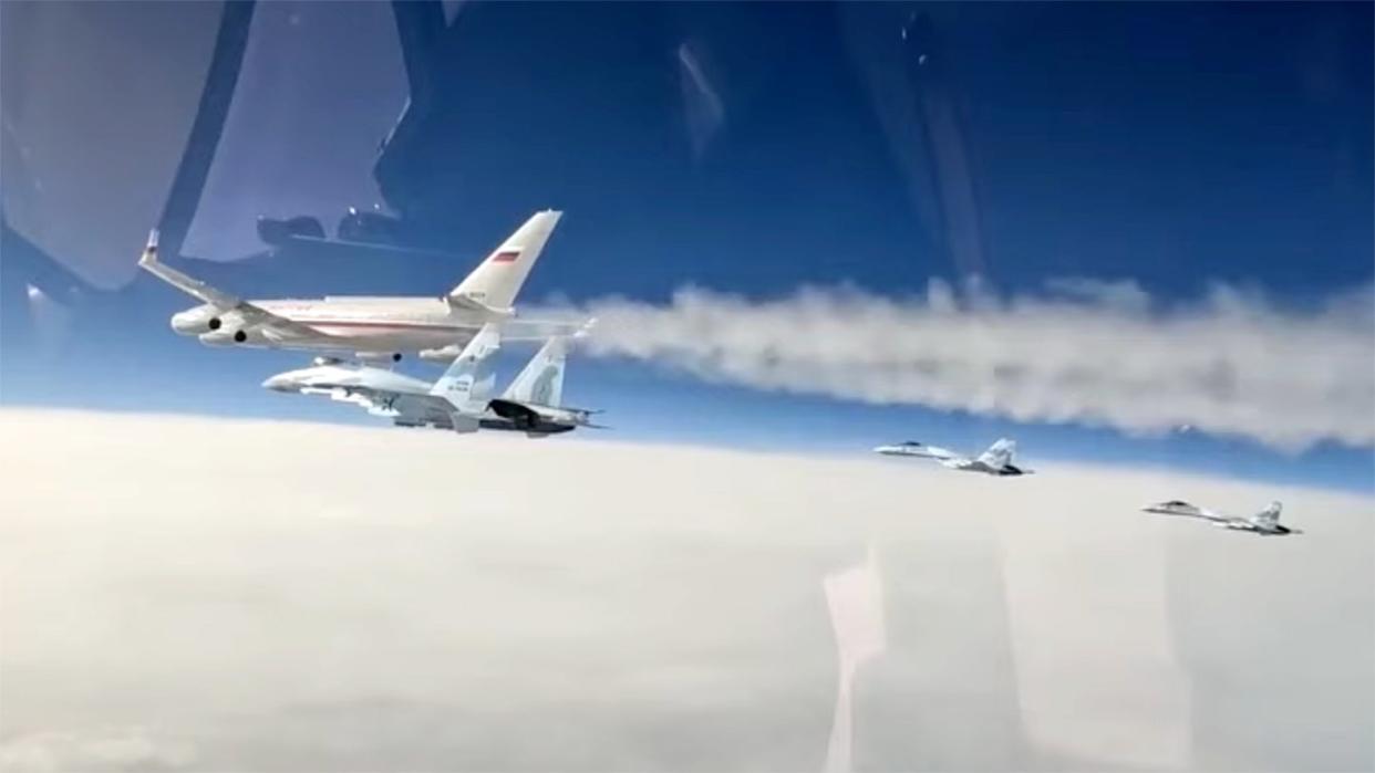 SU-35s escort putin on his way to the middle east.