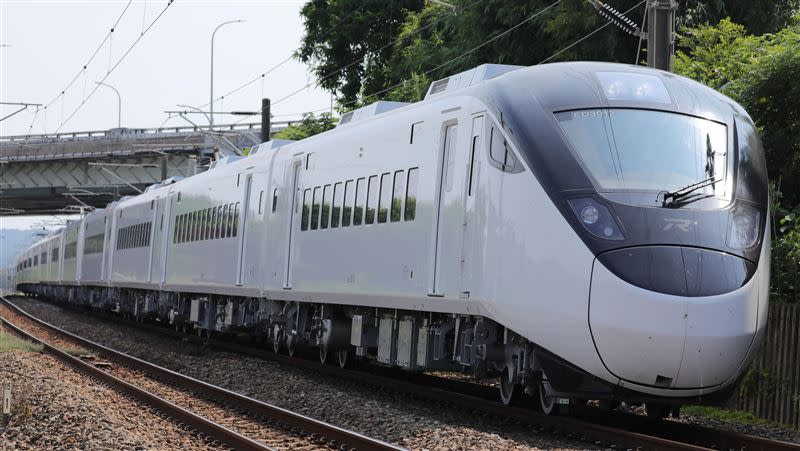 台鐵將於母親節疏運期間加開EMU3000型新自強號合計10列次。（圖／台鐵提供）