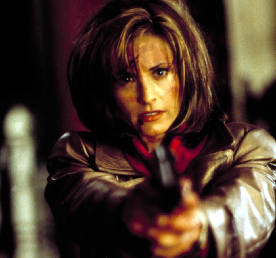 Gale Weathers pointing a gun at the killer