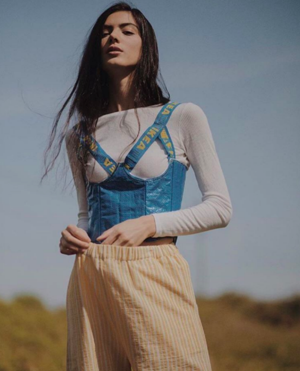 La española Sara Iglesias decidió convertir la bolsa de IKEA en un corsé y la prenda se ha colado en un editorial de moda. Ella, por su parte, ganó un premio de diseño en Barcelona. (Foto: Instagram / @nordicstylemag).
