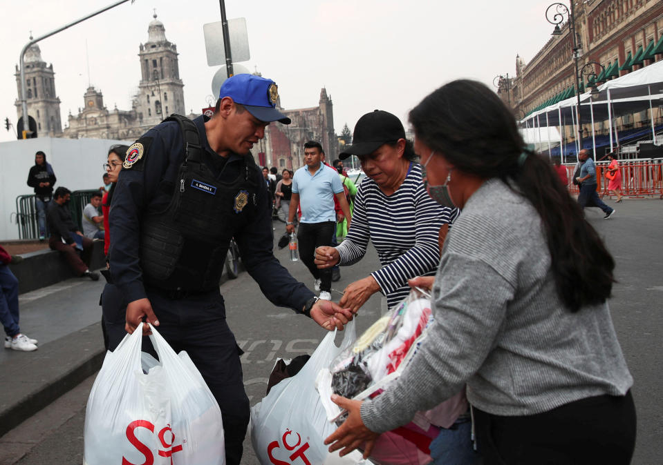La gente llevó al Zócalo productos para donar a Turquía, se reunieron toneladas en ayuda en México luego de los terremotos que sacudieron a esa nación en febrero pasado. REUTERS/ Henry Romero
