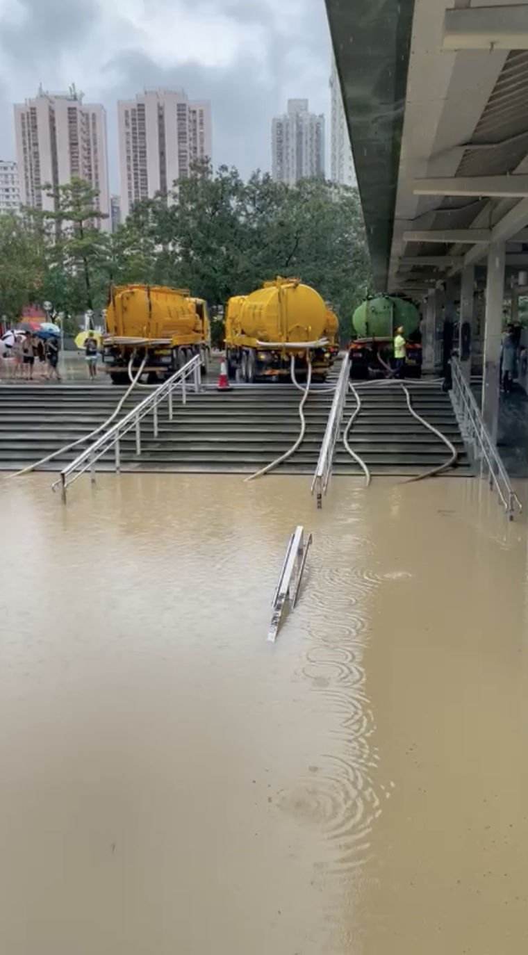 黃大仙成澤國，現場有水車泵走洪水。