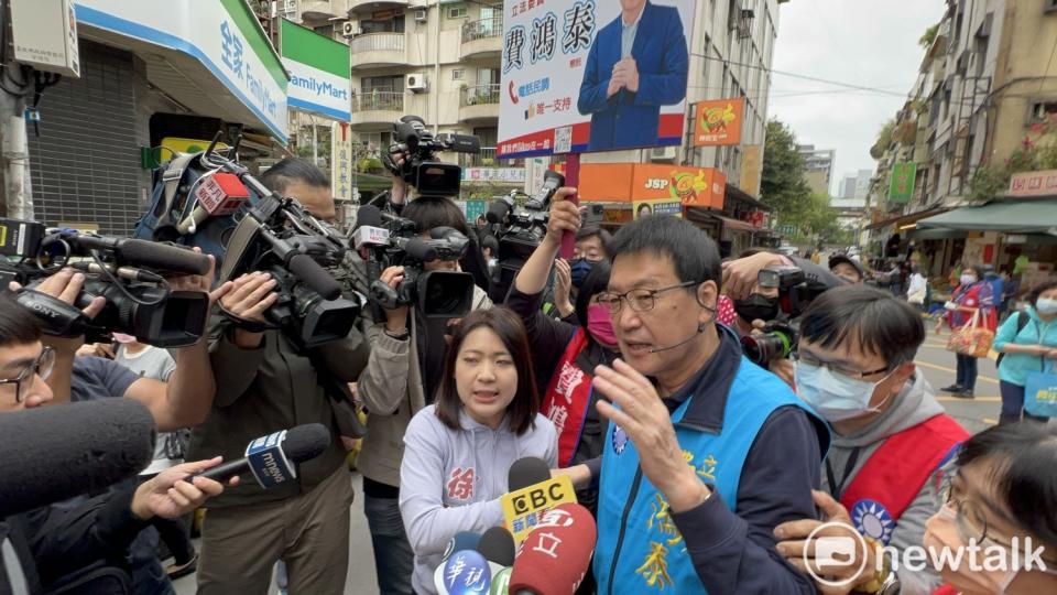 國民黨立委費鴻泰與台北市議員徐巧芯在市場拜票強碰。   圖：周煊惠 / 攝