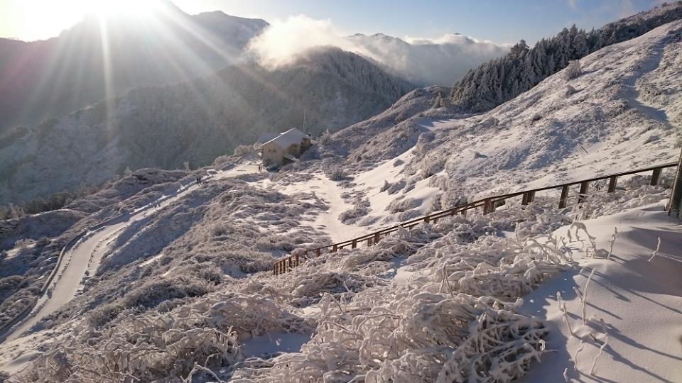 寒流來襲合歡山有望降雪，太管處也列出賞雪注意事項(圖為為往年雪景)。   圖：東勢林管處／提供