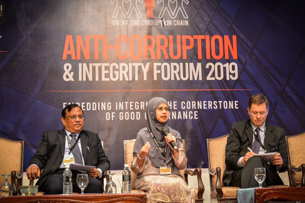 (From left) Alliance IFA (M) Sdn Bhd's Prabhat Kumar, SSM Acting CEO Nor Azimah Abd Aziz and Jonathan Tay from ACPMiT Asia (right), during the Anti-Corruption and Integrity 2019 forum in Kuala Lumpur September 17, 2019. — Picture by Hari Anggara