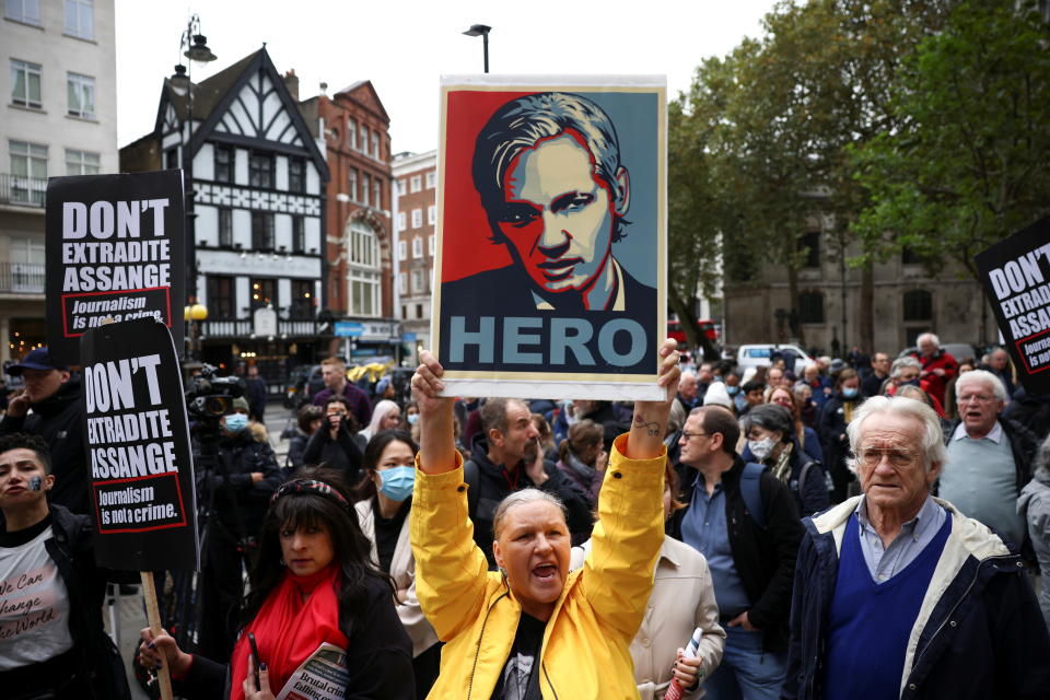 Julian Assange wurde zur Symbolfigur: Hier protestieret Anhänger in London gegen seine geplante Auslieferung an die USA. (Bild: REUTERS/Henry Nicholls)