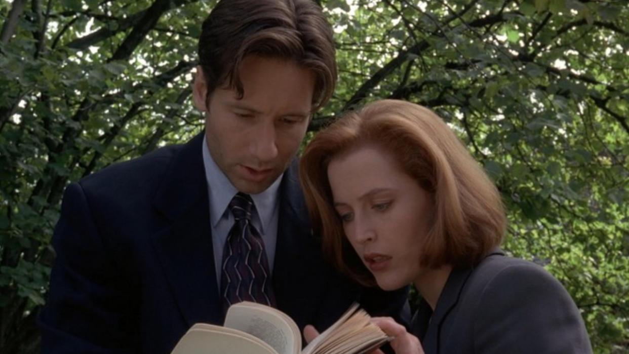  David Duchovny and GIllian Anderson on The X-Files 