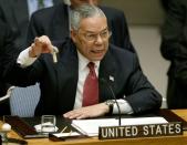 FOTO DE ARCHIVO: El secretario de Estado de Estados Unidos, Colin Powell, sostiene un frasco que describió como uno que podría contener ántrax, durante su presentación sobre [Irak] ante el Consejo de Seguridad de la ONU