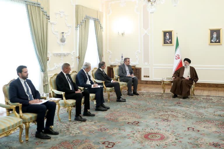 El argention Rafael Grossi durante su reunión con el presidente iraní Ebrahim Raisi en Teherán