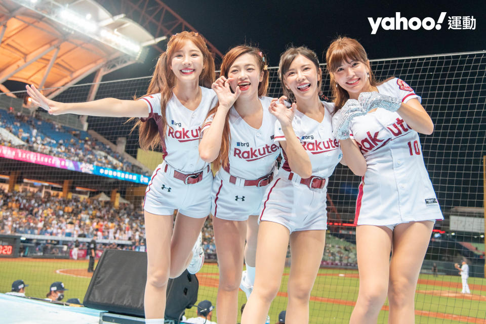 <p>Rakuten Girls - Eli（圖左起）、曲羿、巫苡萱以及樂天應援團團長壯壯。（呂權紘／攝）（20220730)</p> 