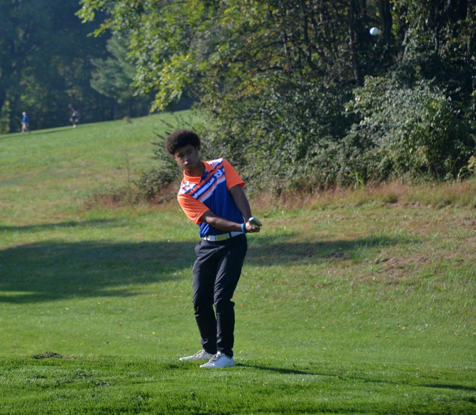 Boonsboro's Kadan Jones pitches onto the first green during the 2024 Maryland District 1 Tournament at Black Rock.