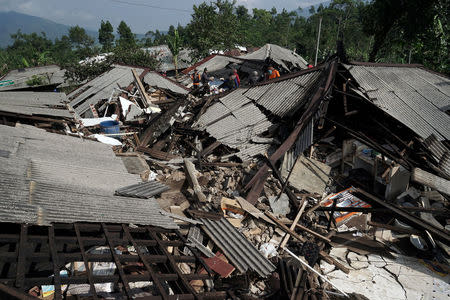 Rescue workers and volunteers clear an area of debris following yesterday's 4.4 magnitude quake in Kertosari Village, Banjarnegara, Central Java, Indonesia April 19, 2018 in this photo taken by Antara Foto. Antara Foto/Idhad Zakaria / via REUTERS