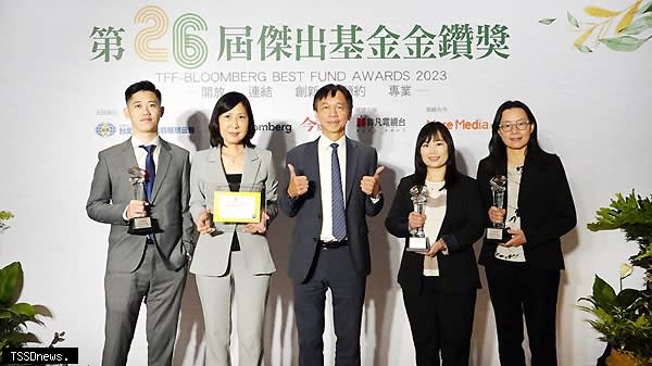 國泰投信基金榮獲「第26屆傑出基金金鑽獎」3大殊榮，董事長張錫（左三）與基金經理人合影。