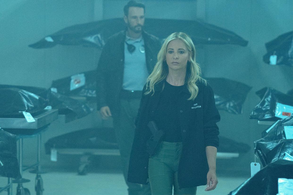 WOLF PACK: Rodrigo Santoro as Garrett Briggs and Sarah Michelle Gellar as Kristin Ramsy in WOLF PACK on Paramount+. Photo: Curtis Bonds Baker/Paramount+ © 2022 MTVE All Rights Reserved.