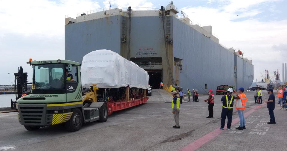 台鐵新購首批Ｒ二００型柴電機車二輛，由巴拿馬籍博斯普魯士公路號汽車船首次運抵台中港。（記者陳金龍攝）