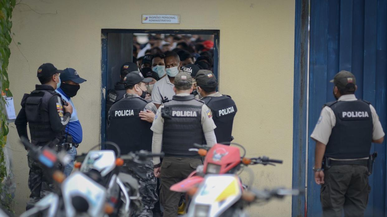 Polizisten sind nach einer Meuterei in einem Gefängnis in Guayaquil im Einsatz.