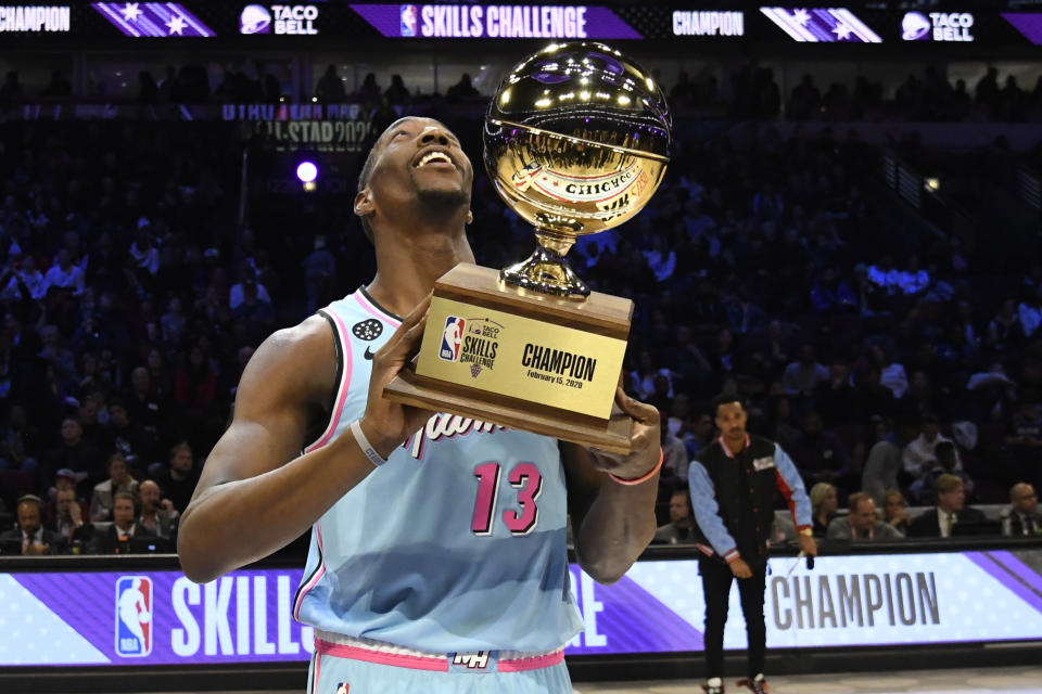 Bam Adebayo, del Heat de Miami, sostiene el trofeo tras ganar el concurso de habilidades de la NBA, el sábado 15 de febrero de 2020, en Chicago (AP Foto/David Banks)