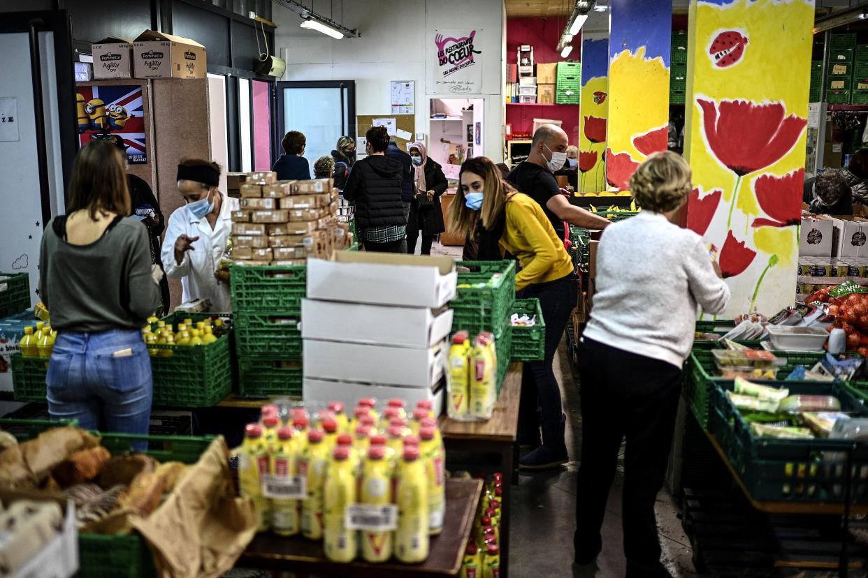 La nouvelle campagne des Restos du Cœur s’ouvre alors que l’association doit pour la première fois refuser des bénéficiaires (photo d’illustration prise en décembre 2020 à Paris).