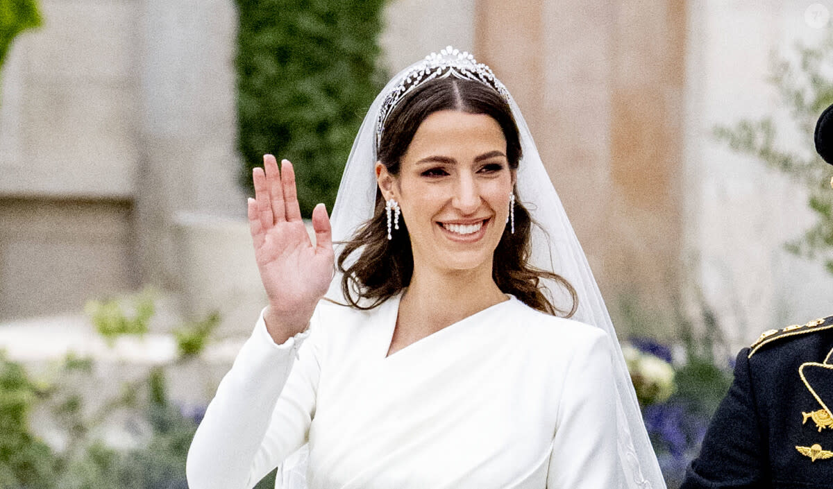 <p>Rajwa de Jordanie est apparue dans une deuxième robe de mariée sublime pour la réception qui a suivi son mariage.</p>
<p>Mariage du prince Hussein de Jordanie et de Rajwa al Saif, au palais Zahran à Amman, Jordanie.</p> - © BestImage, Dana Press / Bestimage