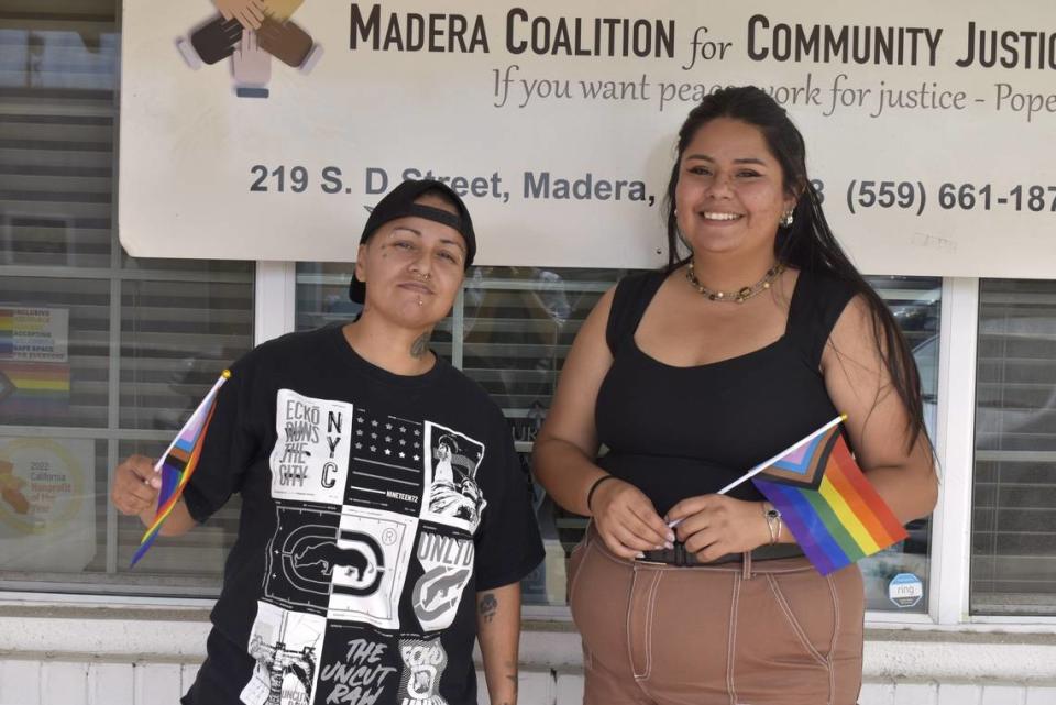 Brenda Barriga, 35, izquierda, y Jazmín Guzmán, derecha, posan fuera del centro Madera Coalition for Community Justice, el martes 18 de junio de 2024. El centro ofrece ahora un grupo de apoyo LGBTQ.