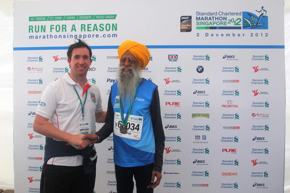 Football Legend Mr Robbie Fowler with world’s oldest marathoner, Mr Fauja Singh, at the Standard Chartered Marathon Singapore 2012 (Photo courtesy of Singapore Sports Council)