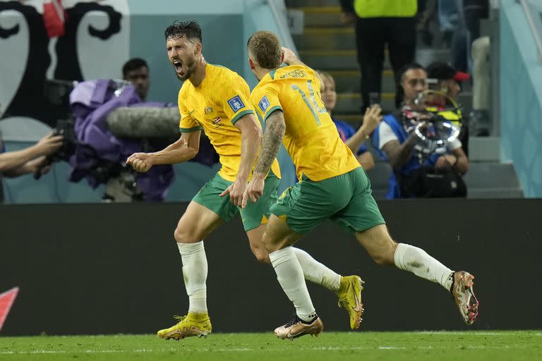 El australiano Mathew Leckie convierte el primer gol de Australia ante Dinamarca