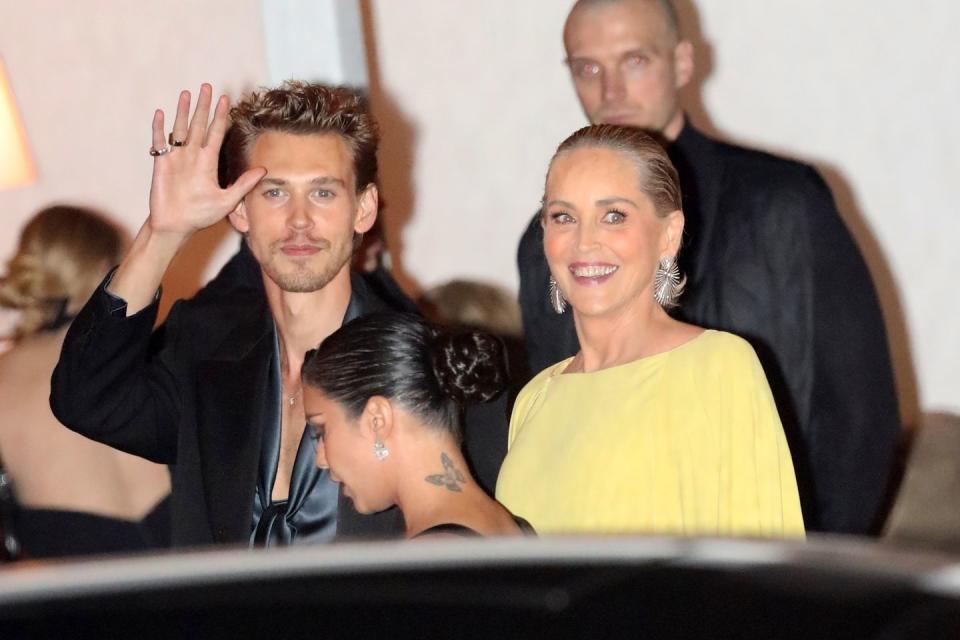 vanessa hudgens passing austin butler at the vanity fair oscar after party