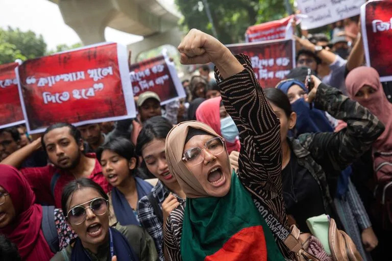 Estudiantes universitarios lanzan consignas durante una protesta para exigir justicia para las víctimas mortales de los recientes choques y la reapertura de las instalaciones universitarias, en Daca, Bangladesh, el miércoles 31 de julio de 2024. (AP Foto/Rajib Dhar)