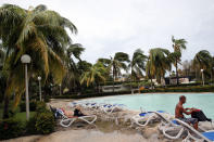 <p>Varios turistas permanecen evacuados en el hotel Barceló Arenas Blancas, en la playa de Varadero (Cuba) hoy, domingo 10 de septiembre de 2017, un día después del paso del huracán Irma por Cuba. El huracán Irma se aleja a una velocidad de 13 kilómetros por hora de Cuba tras dejar “severas” inundaciones costeras en la noche por todo el litoral norte del occidente, donde se ubican La Habana y el polo turístico de Varadero, pero sus efectos aún se sentirán hoy con fuertes lluvias. EFE/Alejandro Ernesto </p>