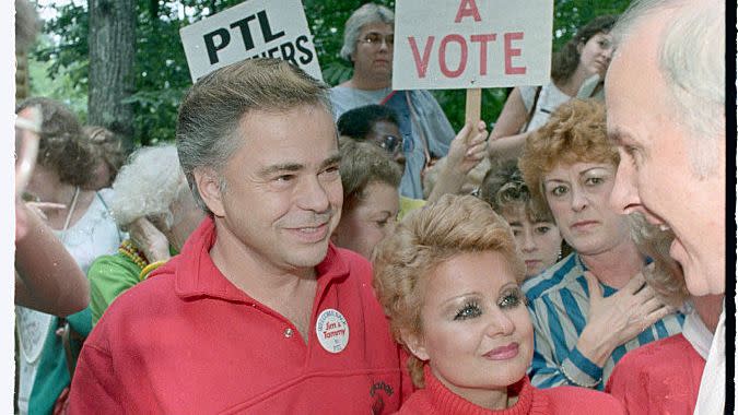 jim and tammy bakker listening to reporters