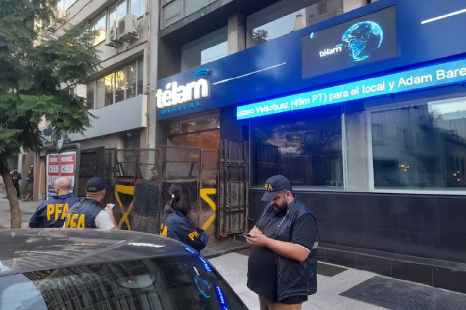 La policía vallo las oficinas de Telam en CABA